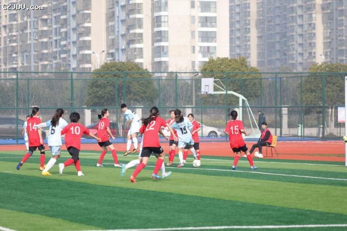 運(yùn)動(dòng)員賽場(chǎng)激烈角逐，盡情揮灑汗水