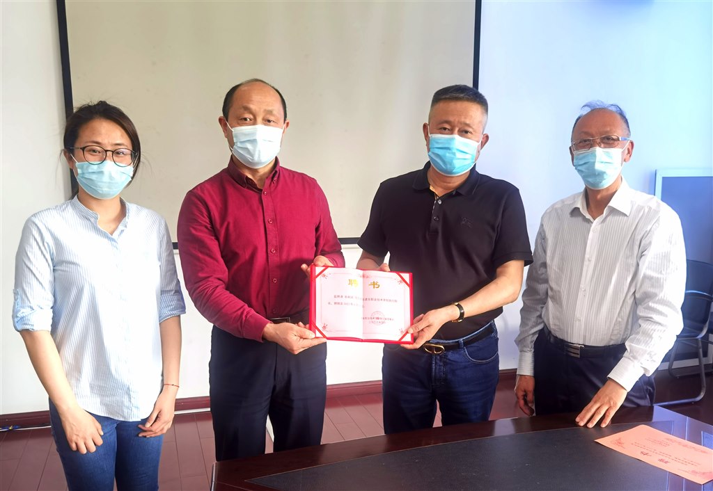 孫利兵同志任學(xué)校執(zhí)行院長.jpg 孫利兵同志任學(xué)校執(zhí)行院長.jpg