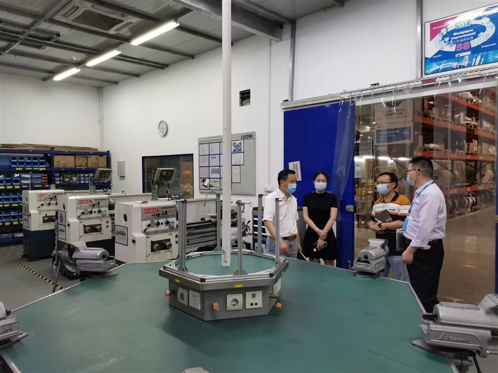 3王志平書記一行參觀培訓(xùn)中心及生產(chǎn)車間.jpg 3王志平書記一行參觀培訓(xùn)中心及生產(chǎn)車間.jpg