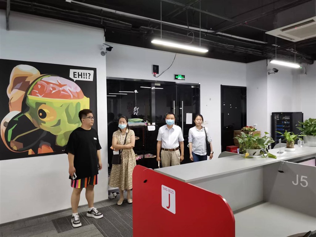 3王志平書記一行參觀企業(yè).jpg 3王志平書記一行參觀企業(yè).jpg