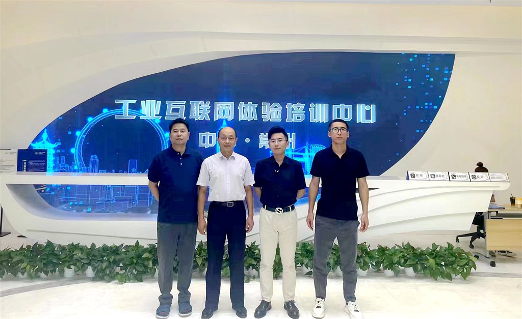 1執(zhí)行校長(zhǎng)孫利兵帶隊(duì)赴國(guó)佳云為(江蘇)信息科技有限公司開(kāi)展“訪企拓崗促就業(yè)”交流活動(dòng).jpg 1執(zhí)行校長(zhǎng)孫利兵帶隊(duì)赴國(guó)佳云為(江蘇)信息科技有限公司開(kāi)展“訪企拓崗促就業(yè)”交流活動(dòng).jpg