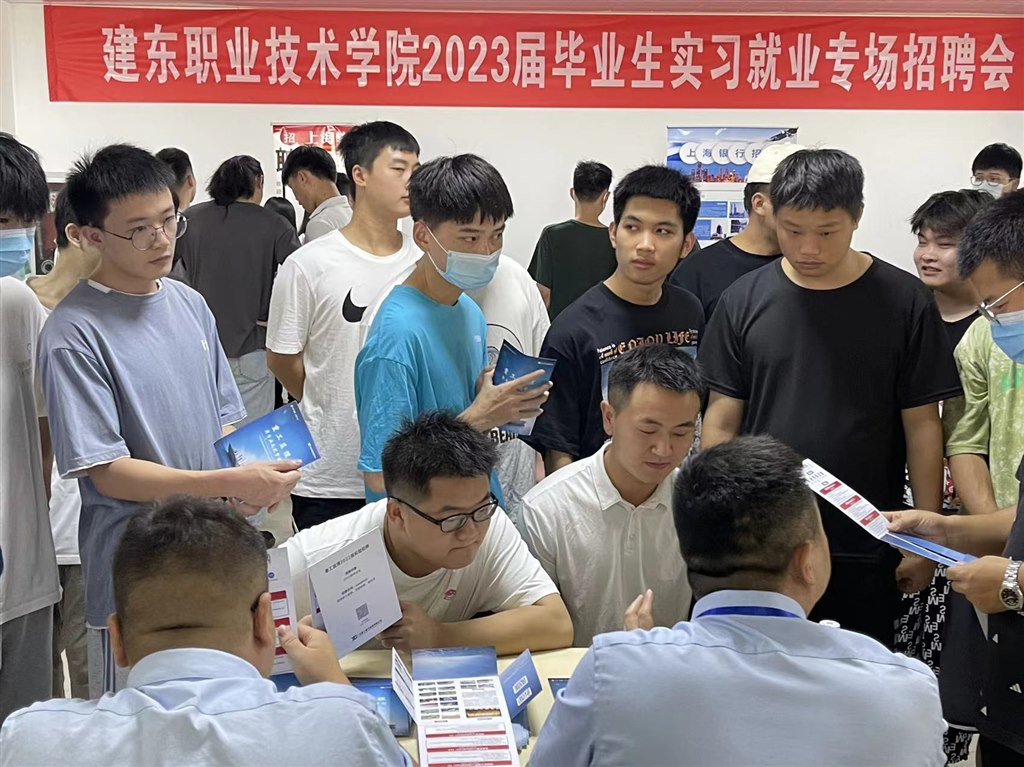 2我校舉行實(shí)習(xí)就業(yè)專(zhuān)場(chǎng)招聘會(huì).jpg 2我校舉行實(shí)習(xí)就業(yè)專(zhuān)場(chǎng)招聘會(huì).jpg