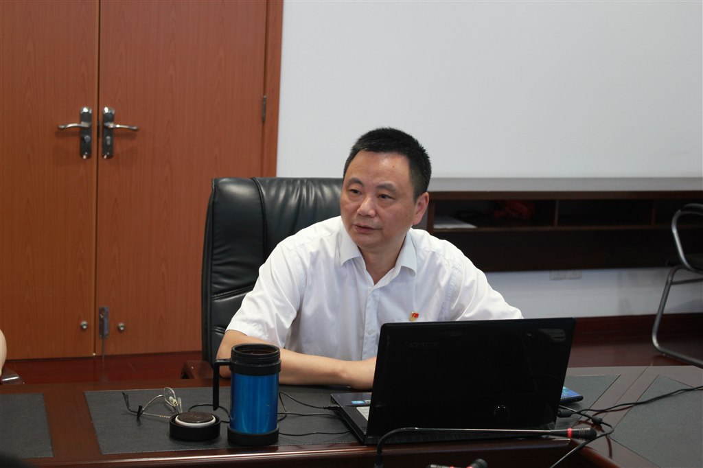 2黨委書(shū)記王志平作報(bào)告.JPG 2黨委書(shū)記王志平作報(bào)告.JPG