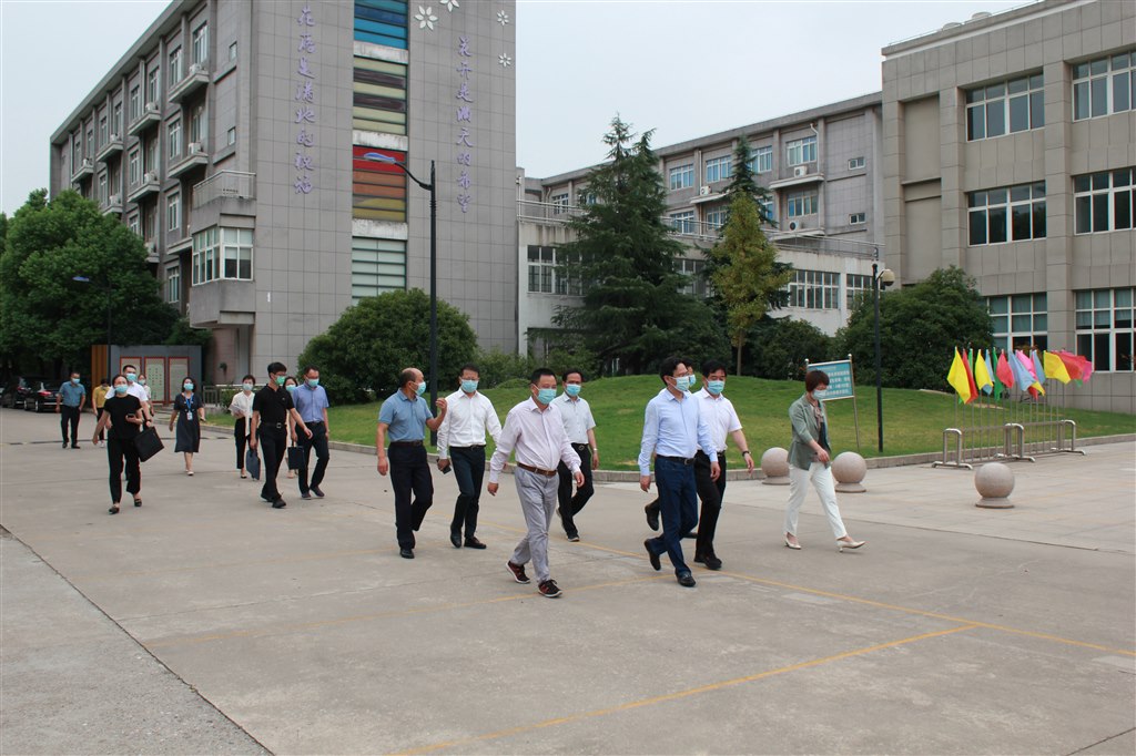 徐華勤副市長蒞臨我校檢查開學(xué)疫情防控工作.JPG 徐華勤副市長蒞臨我校檢查開學(xué)疫情防控工作.JPG