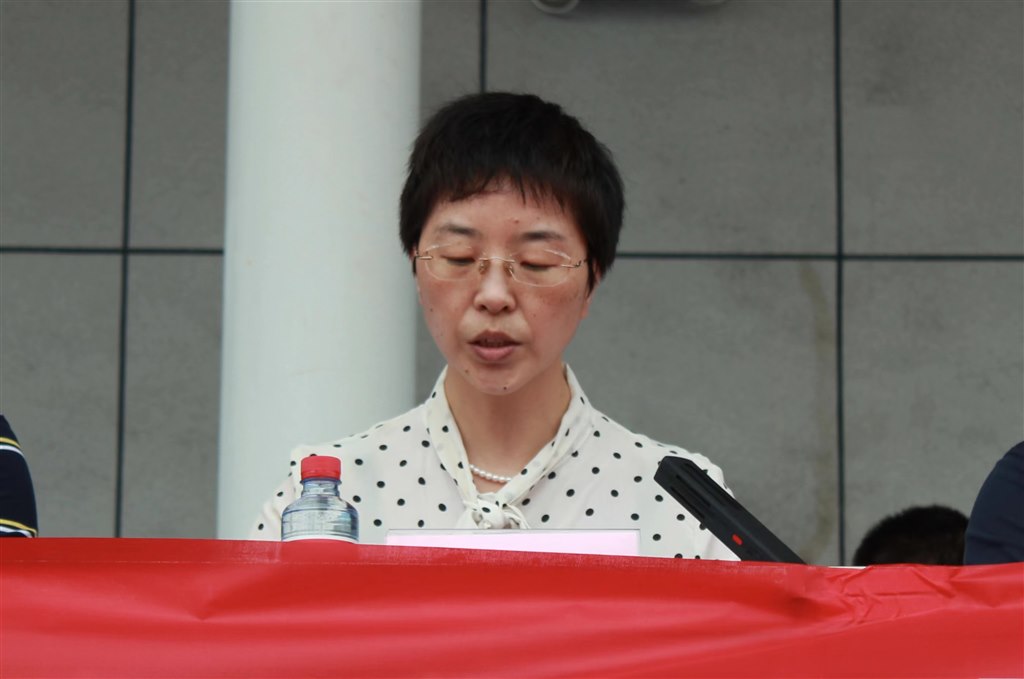 8學(xué)工處處長(zhǎng)季艷宣布軍訓(xùn)編制名單.jpg 8學(xué)工處處長(zhǎng)季艷宣布軍訓(xùn)編制名單.jpg