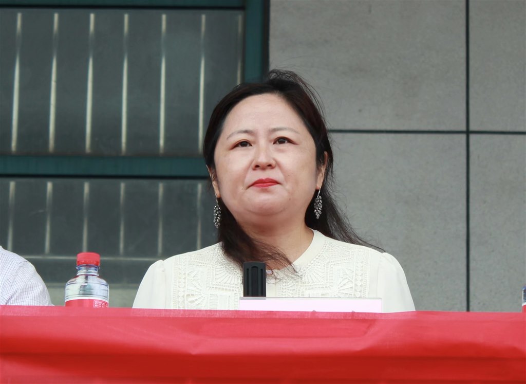 5副校長(zhǎng)桑莉琳主持軍訓(xùn)動(dòng)員大會(huì).jpg 5副校長(zhǎng)桑莉琳主持軍訓(xùn)動(dòng)員大會(huì).jpg