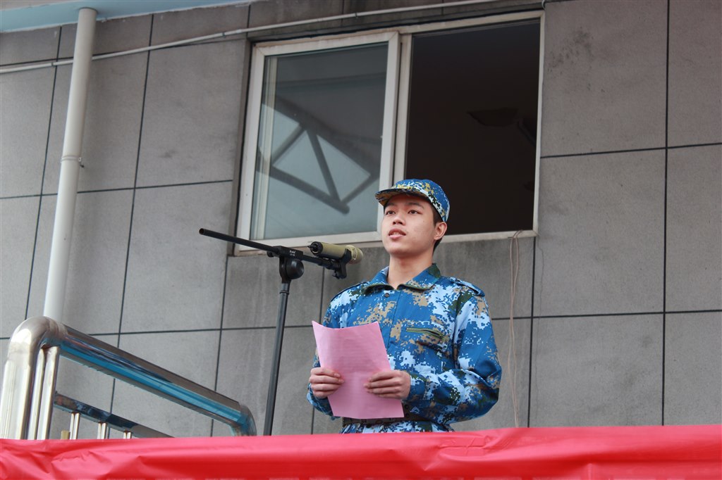 7新生代表發(fā)言.JPG 7新生代表發(fā)言.JPG