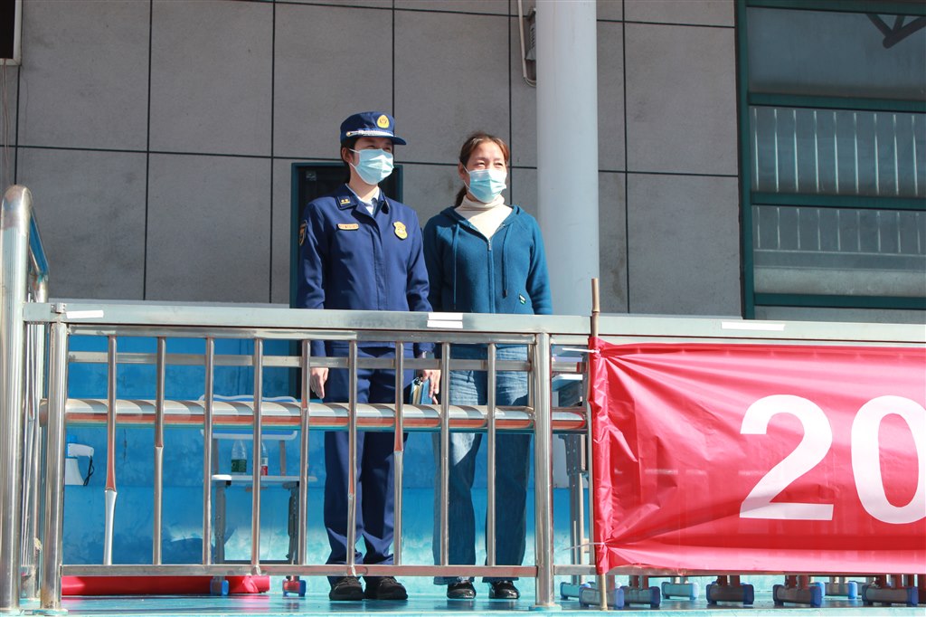 2現(xiàn)場(chǎng)指導(dǎo).JPG 2現(xiàn)場(chǎng)指導(dǎo).JPG