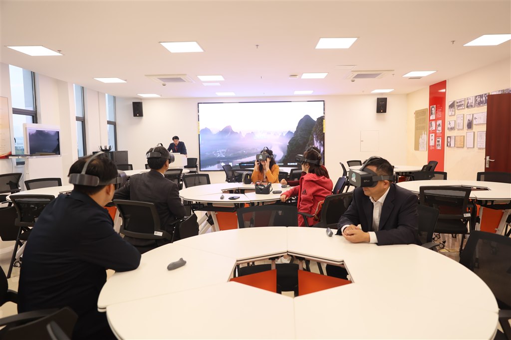 與機電馬院共建4.jpg 與機電馬院共建4.jpg