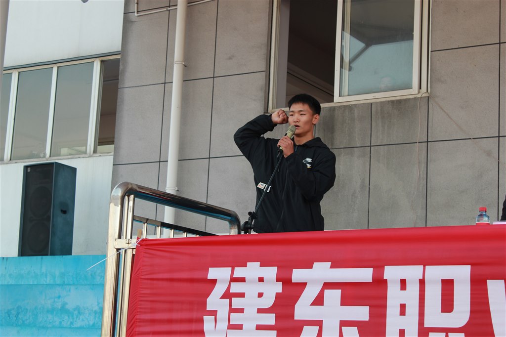 學(xué)生運動員宣誓.JPG 學(xué)生運動員宣誓.JPG