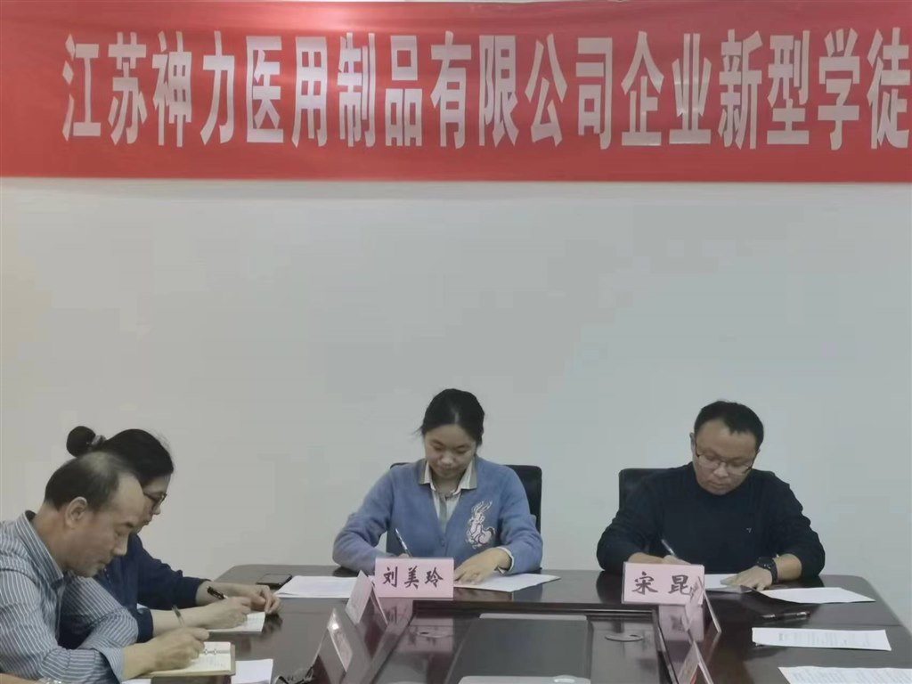 簽訂合作協(xié)議1.jpg 簽訂合作協(xié)議1.jpg