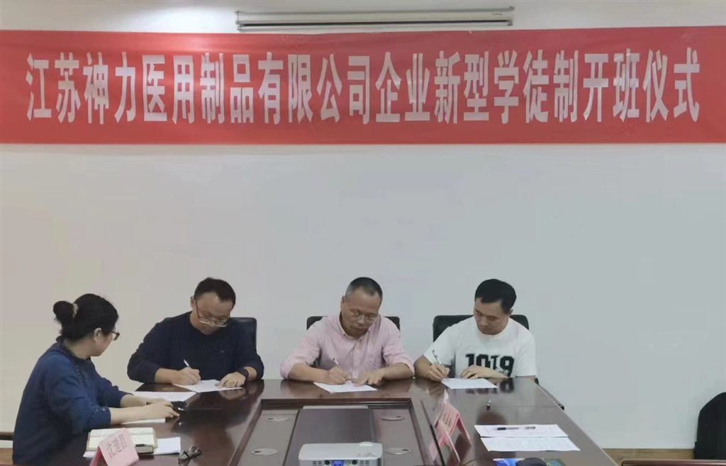 簽訂師徒三方協(xié)議.jpg 簽訂師徒三方協(xié)議.jpg