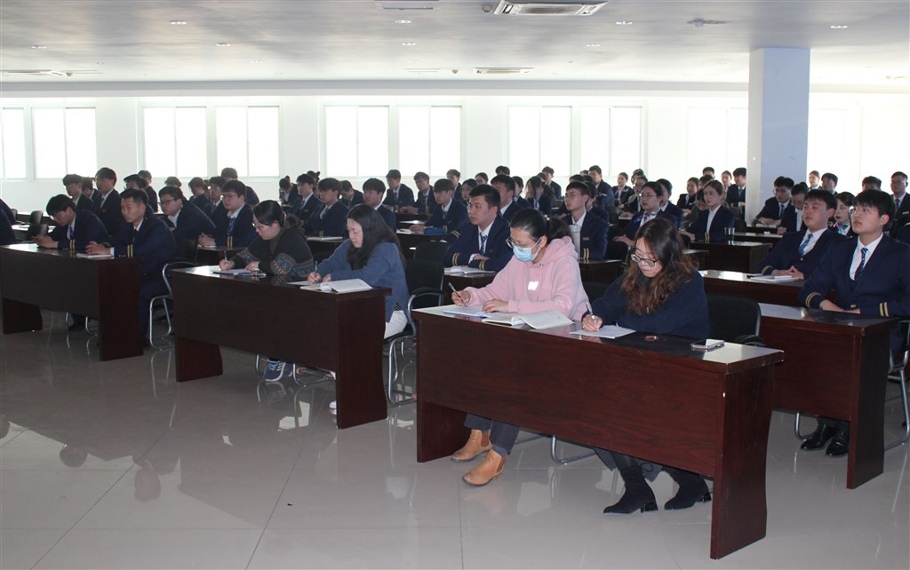 師生現(xiàn)場(chǎng)聆聽1.JPG 師生現(xiàn)場(chǎng)聆聽1.JPG