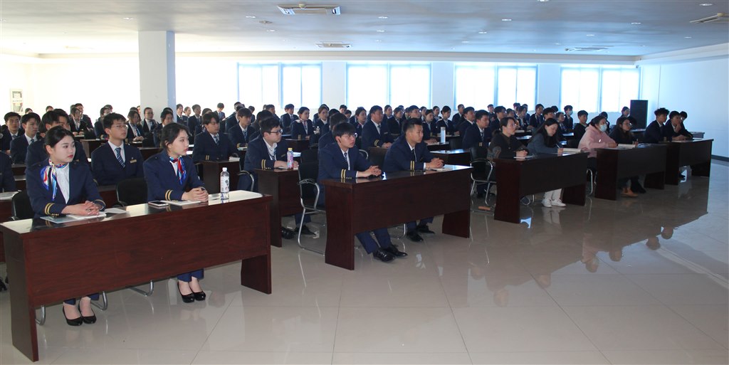 師生現(xiàn)場(chǎng)聆聽2.JPG 師生現(xiàn)場(chǎng)聆聽2.JPG