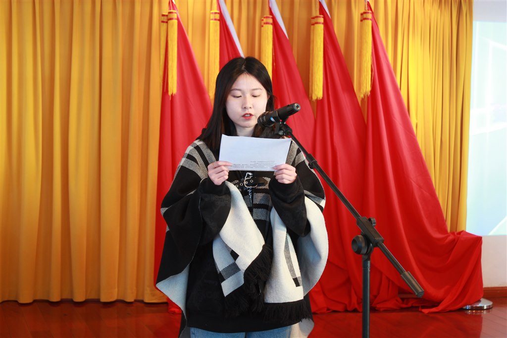 5學(xué)生代表21電商班戴娜發(fā)言.JPG 5學(xué)生代表21電商班戴娜發(fā)言.JPG