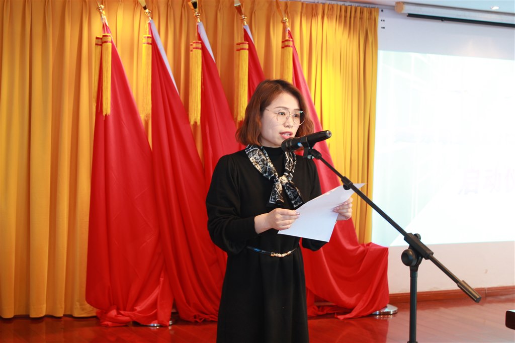 6科技節(jié)指導(dǎo)教師代表吳靜斐發(fā)言.JPG 6科技節(jié)指導(dǎo)教師代表吳靜斐發(fā)言.JPG