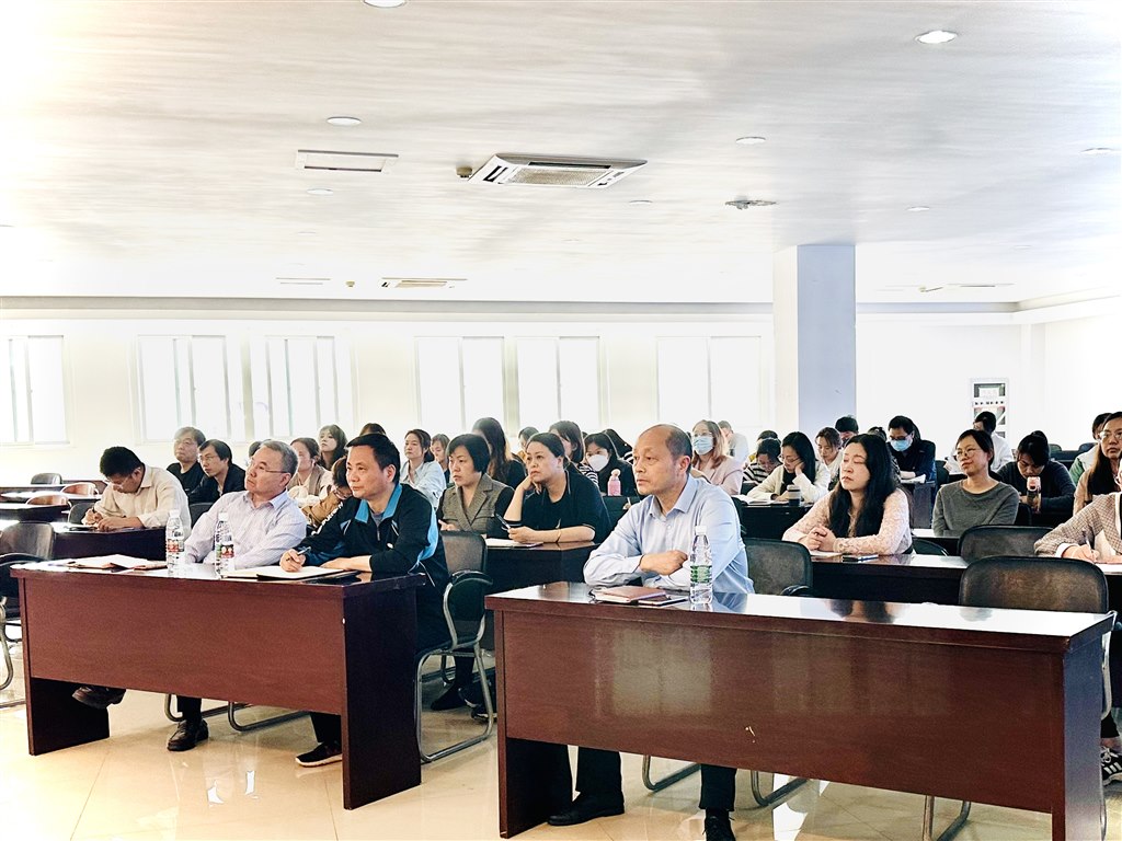 3.我校舉行“課程思政探索與實(shí)踐”專家報(bào)告會(huì).jpg 3.我校舉行“課程思政探索與實(shí)踐”專家報(bào)告會(huì).jpg