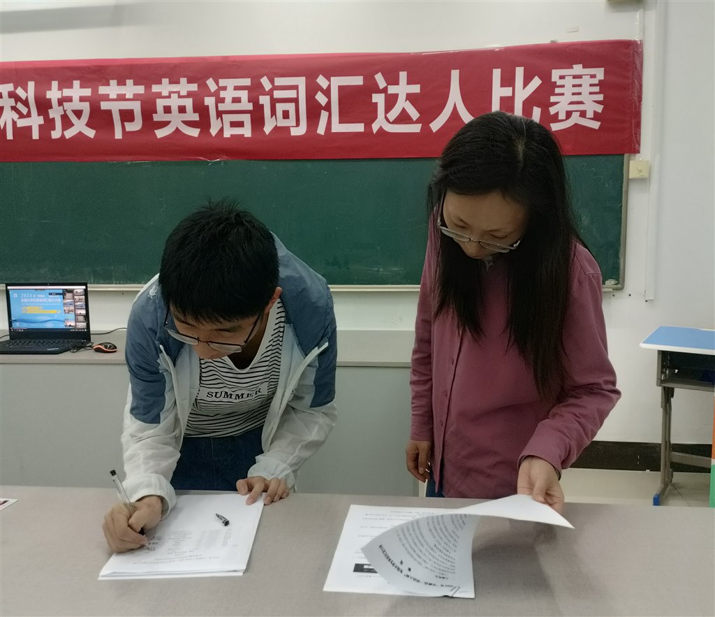 3-巡視員宋媛副教授監(jiān)督選手檢錄 1.jpg 3-巡視員宋媛副教授監(jiān)督選手檢錄 1.jpg