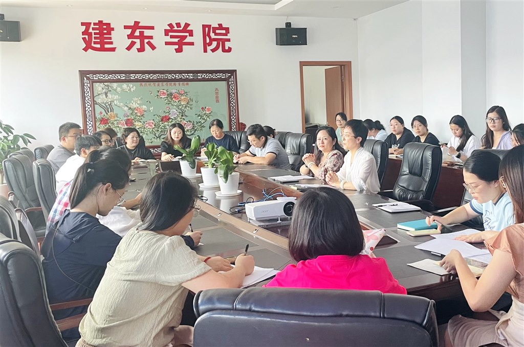 輔導(dǎo)員座談會(huì).jpg 輔導(dǎo)員座談會(huì).jpg