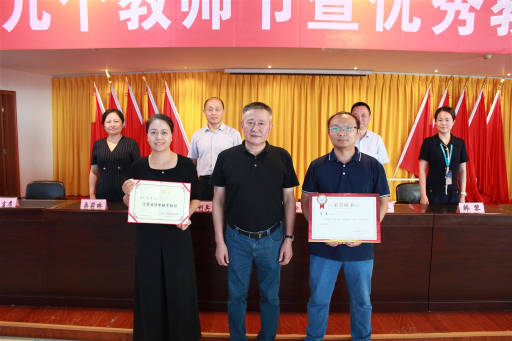 8師德標(biāo)兵.JPG 8師德標(biāo)兵.JPG