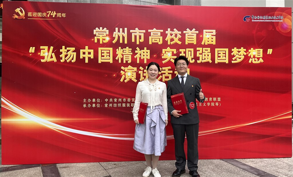 師生合影.jpg 師生合影.jpg