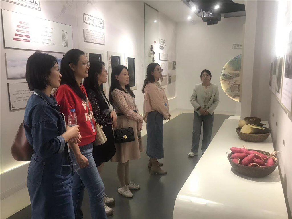 馬院老師參觀仙姑村村史館.jpg 馬院老師參觀仙姑村村史館.jpg