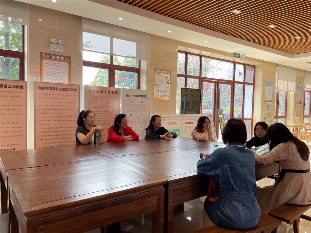 馬院老師們?cè)谂c薛埠鎮(zhèn)宣傳部謝杏林委員進(jìn)行交流.jpg 馬院老師們?cè)谂c薛埠鎮(zhèn)宣傳部謝杏林委員進(jìn)行交流.jpg