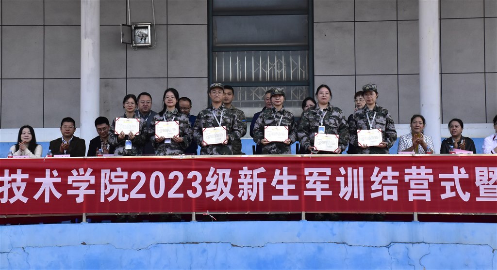 頒獎(輔導(dǎo)員).JPG 頒獎(輔導(dǎo)員).JPG