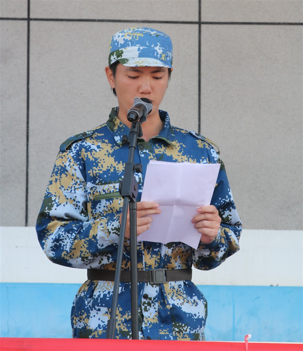 5優(yōu)秀學(xué)生標(biāo)兵發(fā)言.JPG 5優(yōu)秀學(xué)生標(biāo)兵發(fā)言.JPG