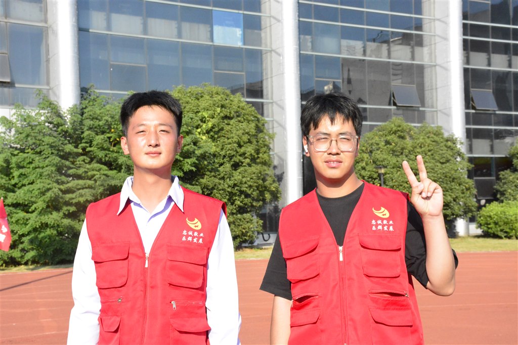 10志愿者1.jpg 10志愿者1.jpg