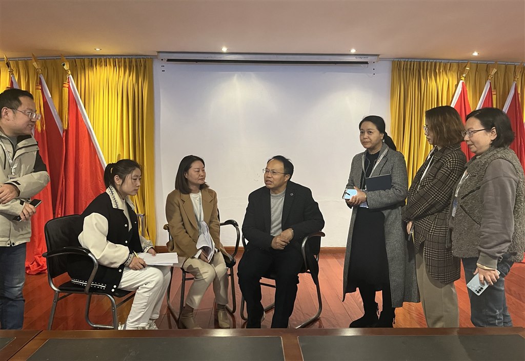 裴教授與教師座談.jpg 裴教授與教師座談.jpg