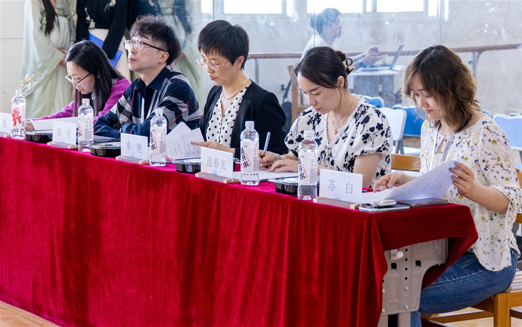 1 學工處處長 季艷、教務處副處長連春光、人文基礎學院副院長屠俊等到場任評委.jpg