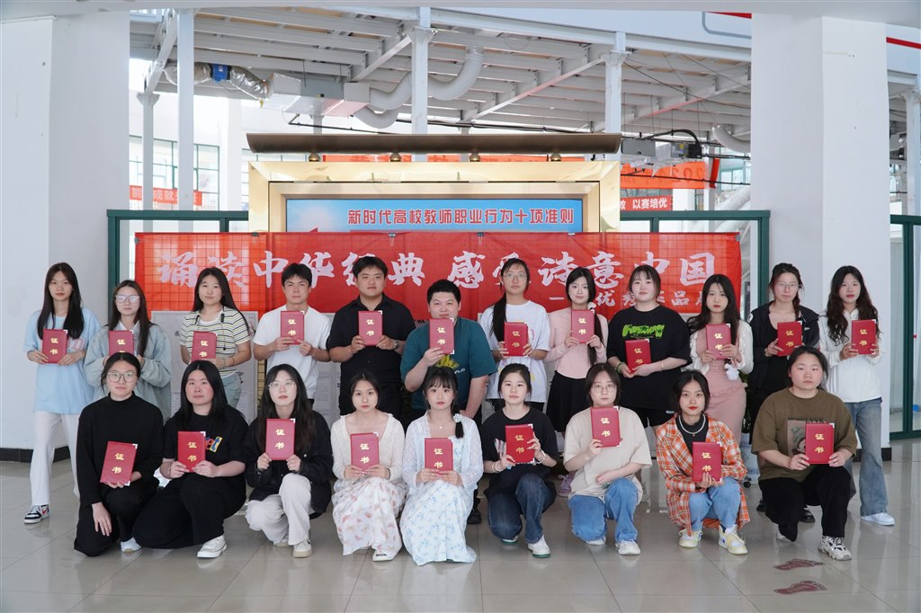 獲獎(jiǎng)學(xué)生合影.jpg 獲獎(jiǎng)學(xué)生合影.jpg