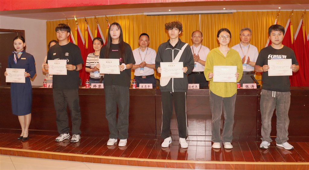 一等獎(jiǎng)學(xué)生代表.jpg 一等獎(jiǎng)學(xué)生代表.jpg