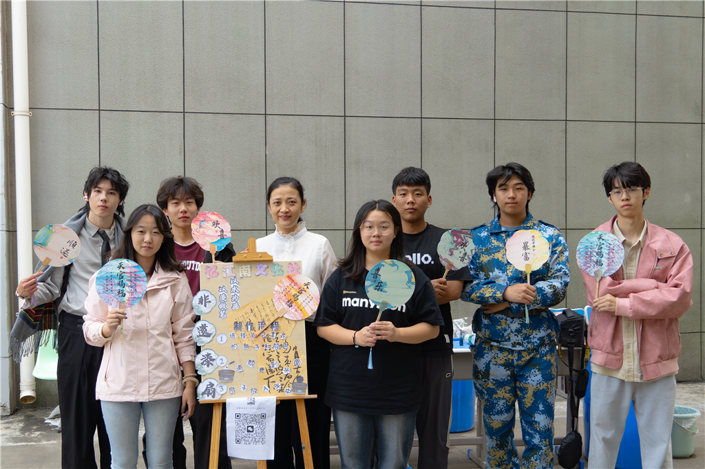 社團(tuán)指導(dǎo)教師和社員合影.png 社團(tuán)指導(dǎo)教師和社員合影.png