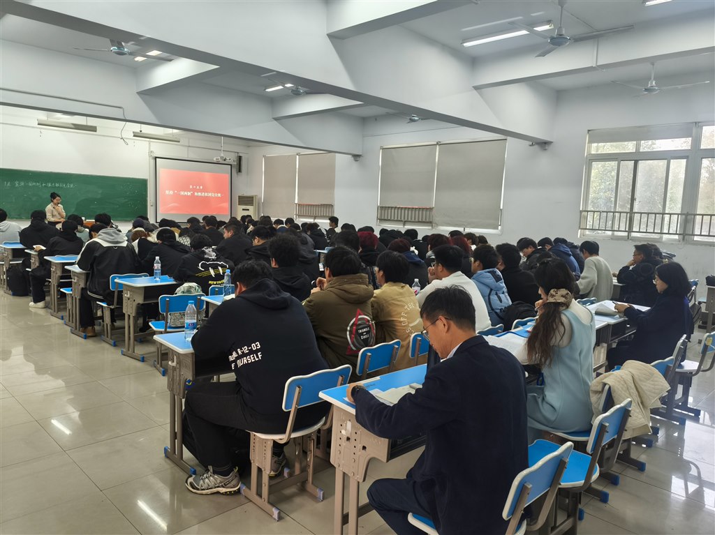 專家毛家明聽(tīng)課現(xiàn)場(chǎng).jpg 專家毛家明聽(tīng)課現(xiàn)場(chǎng).jpg