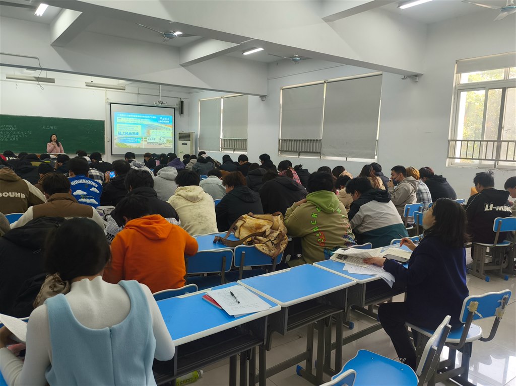 專家田洪芳聽(tīng)課現(xiàn)場(chǎng).jpg 專家田洪芳聽(tīng)課現(xiàn)場(chǎng).jpg