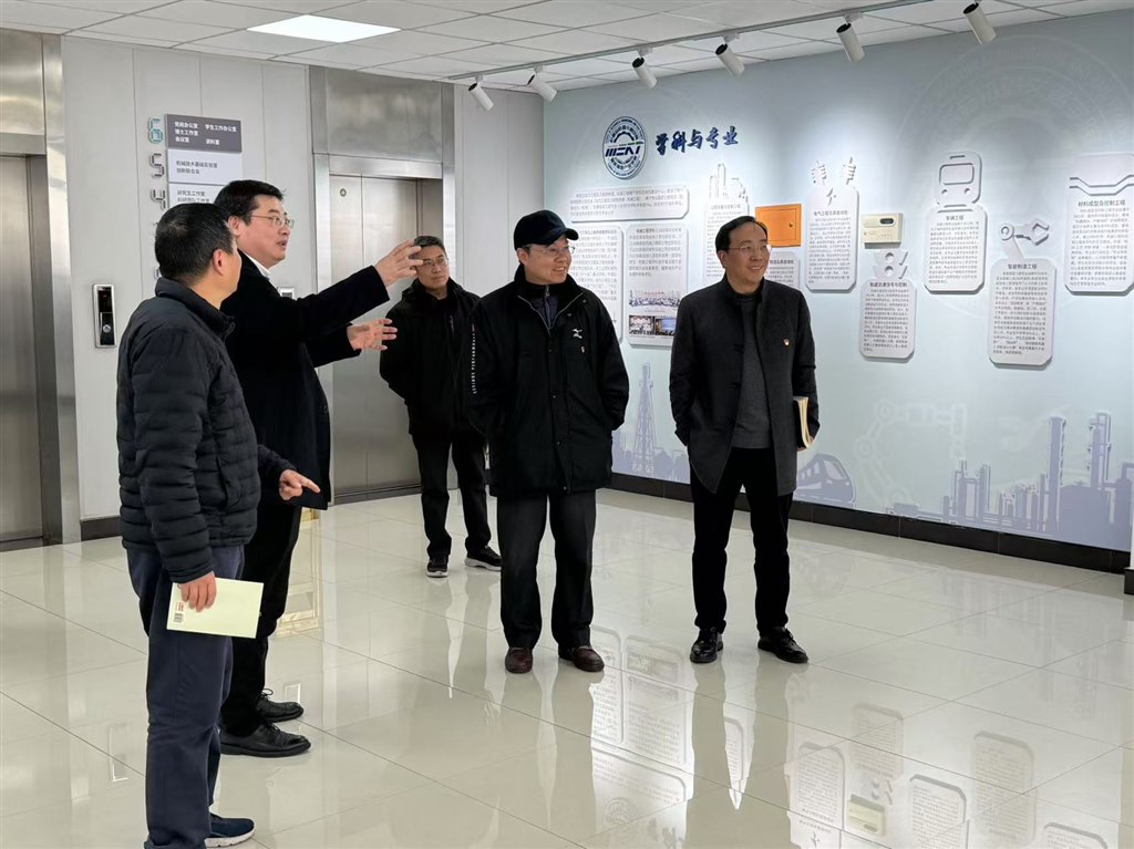 參觀1.jpg 參觀1.jpg