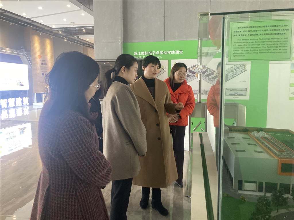 參觀學(xué)校現(xiàn)代建筑技術(shù)館2.jpg