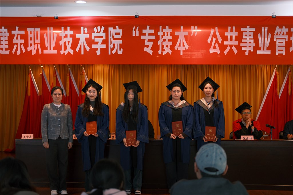 優(yōu)秀學(xué)生代表.jpg 優(yōu)秀學(xué)生代表.jpg