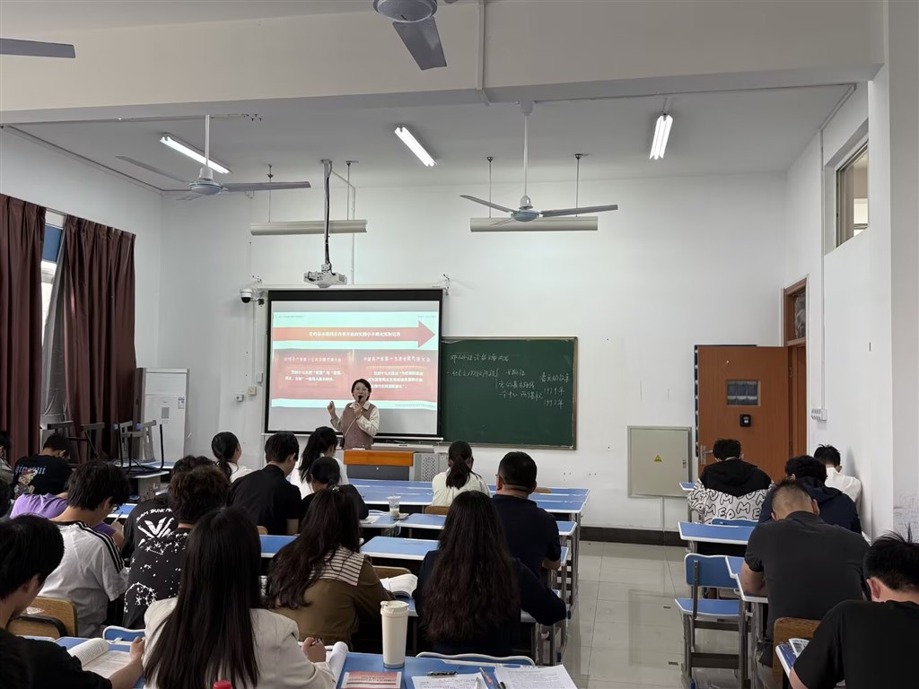 蔣瀟瀟授課現(xiàn)場.jpg 蔣瀟瀟授課現(xiàn)場.jpg