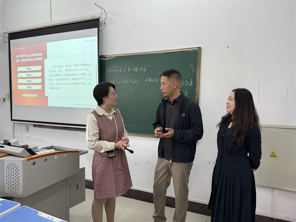 劉勇教授對蔣瀟瀟老師現(xiàn)場指導(dǎo).jpg 劉勇教授對蔣瀟瀟老師現(xiàn)場指導(dǎo).jpg