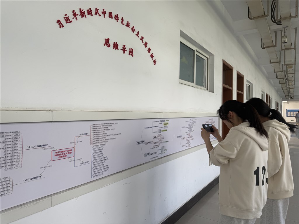 學(xué)生學(xué)習(xí)3.jpg 學(xué)生學(xué)習(xí)3.jpg