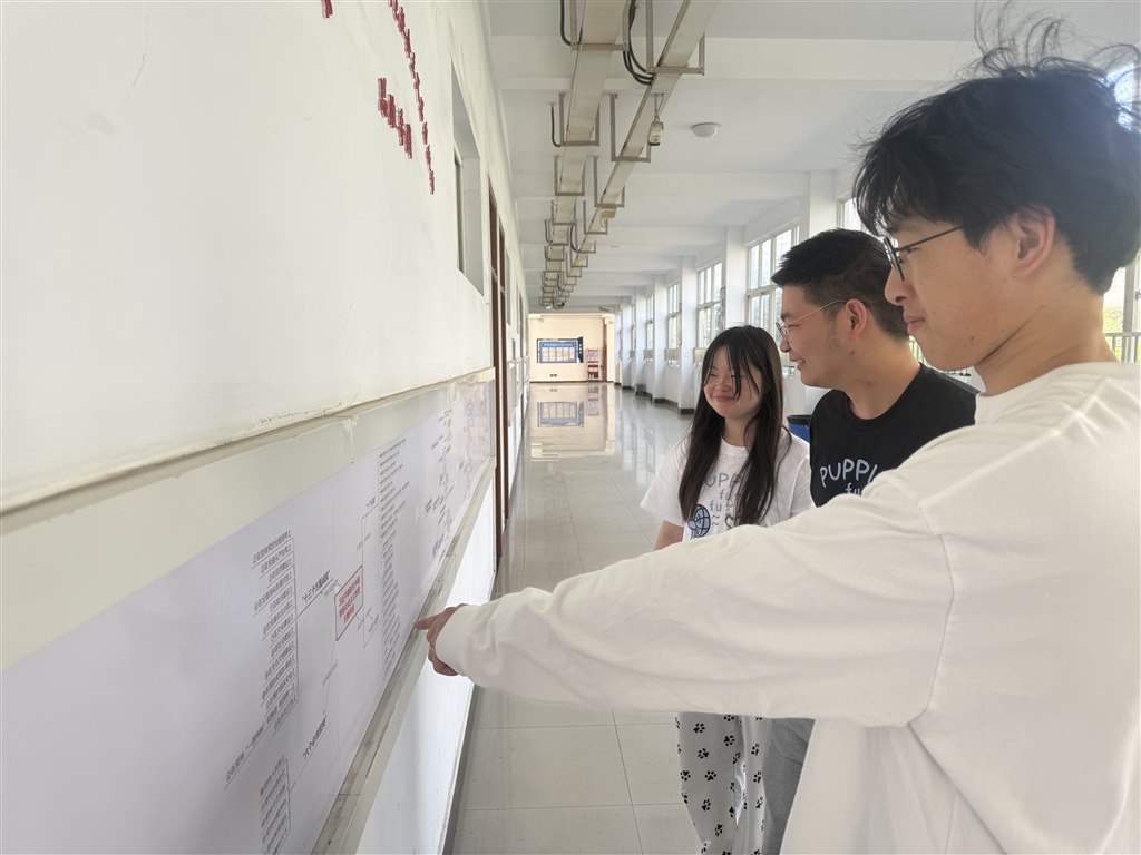 學(xué)生學(xué)習(xí)5.jpg 學(xué)生學(xué)習(xí)5.jpg