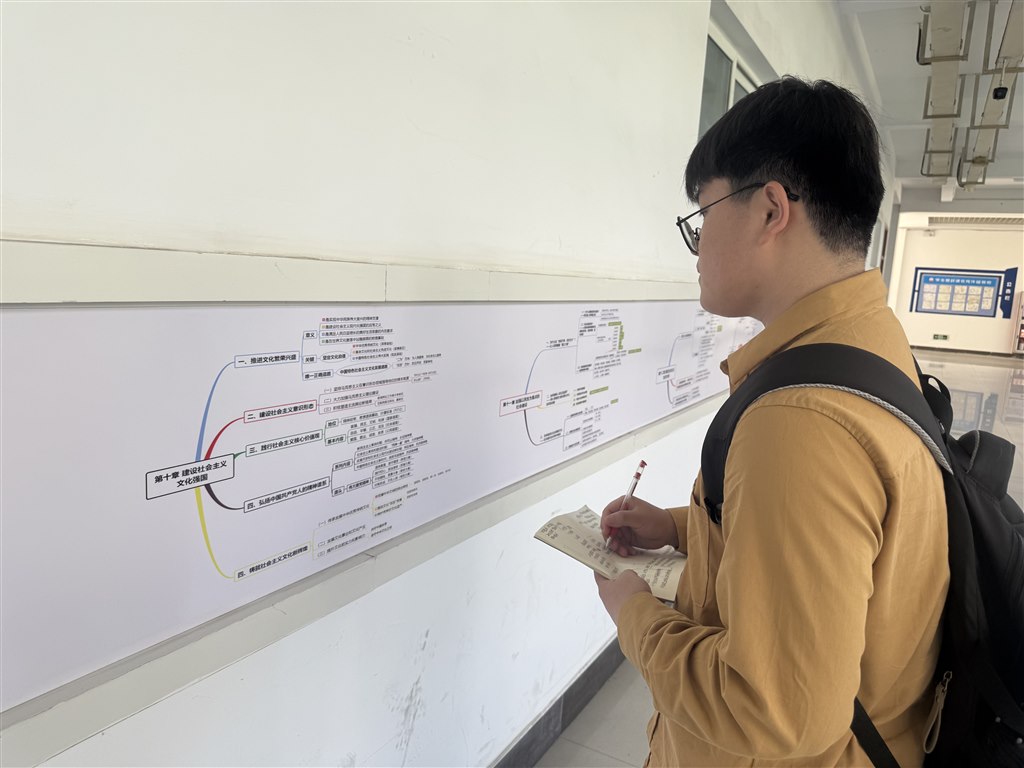 學(xué)生學(xué)習(xí)1.jpg 學(xué)生學(xué)習(xí)1.jpg