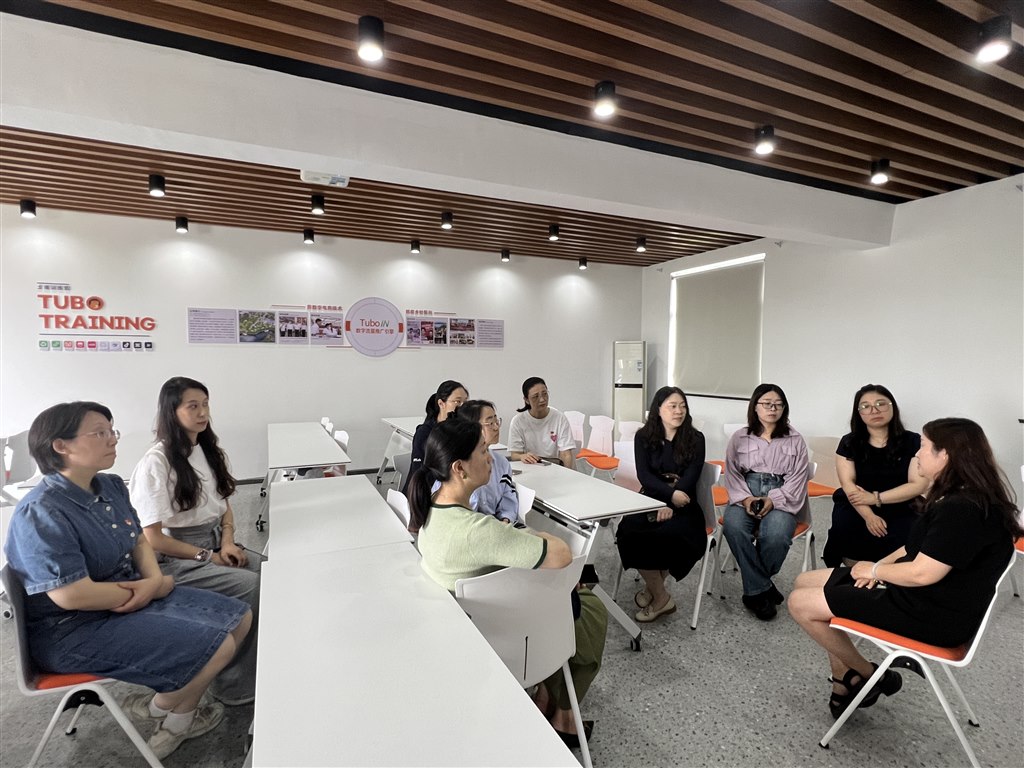 馬院教師與回民村村干部熱烈座談.JPG 馬院教師與回民村村干部熱烈座談.JPG