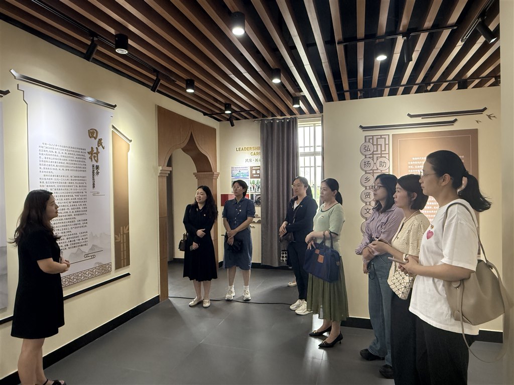 村干部介紹回民村概況.JPG 村干部介紹回民村概況.JPG